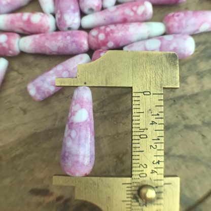 Vintage Japanese Occupation Glass teardrop Beads in speckled / Peking style shades of white, pink and lavender - 24x9mm - 2 beads - Image 2