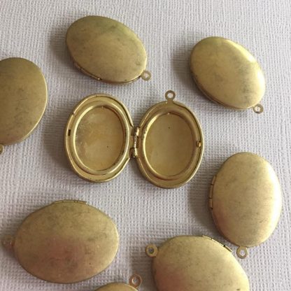 Vintage Raw Brass Oval Locket - 30x20mm - 4 Pieces