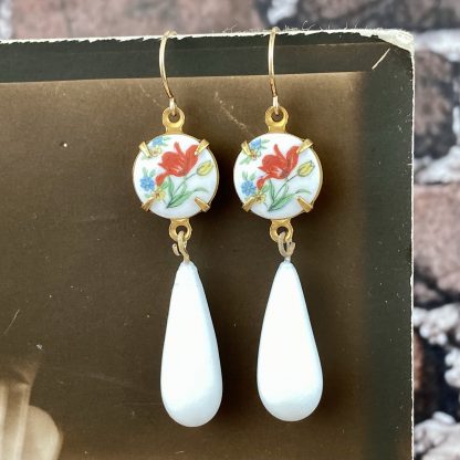 Vintage Large Miriam Haskell Opaque Chalk White Japanese Occupied Japan Teardrop Charms / Drops with Embedded Loop - 20mm - 4 Pieces - Image 3