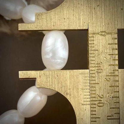 Vintage Lucite Pearly Swirl White ‘Shampoo’ Moonglow Pearl Large Oval Beads - 12mm x 8mm - 25 Beads - Image 2