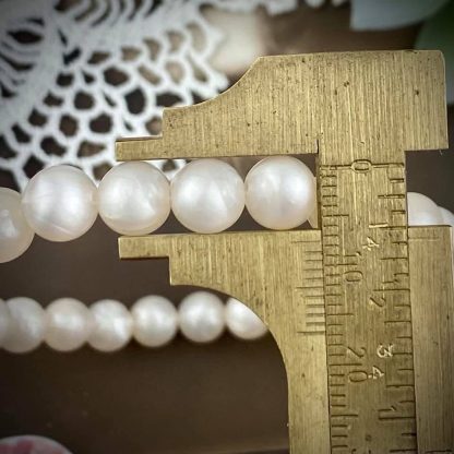 Vintage Lucite Pearly Swirl White ‘Shampoo’ Moonglow Pearl Large Round Beads - 8mm - 25 Beads - Image 2