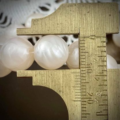 Vintage Lucite Pearly Swirl White ‘Shampoo’ Moonglow Pearl Large Round Beads - 12mm - 25 Beads - Image 2