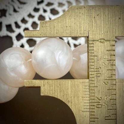 Vintage Lucite Pearly Swirl White ‘Shampoo’ Moonglow Pearl Large Round Beads - 14mm - 25 Beads - Image 2